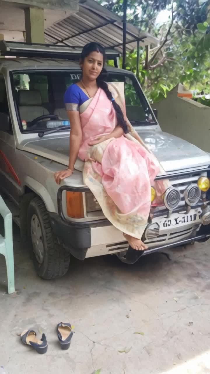 She shows her navel by removing her saree