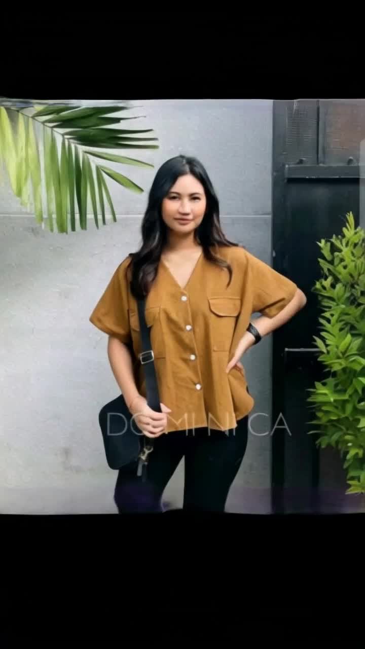 Elegan wanita melangkah dengan percaya diri Anggun gerakan tubuh mengekspresikan keanggunan Latar belakang kota yang ramai dengan lampu neon berkelapkelip Pejalan kaki terpesona menyaksikan pesona modern Diiringi alunan musik jazz yang lembut Menciptakan suasana malam yang magis dan menawan Langit berwarna ungu menambah siluet menawan di wajahnya Saat ia melangkah melewati caf kecil dengan aroma kopi Lalu lintas mobil di kejauhan menambah dinamis suasana Kota hidup menyaksikan keindahan saat wanita ini berpindah melewati keramaian
