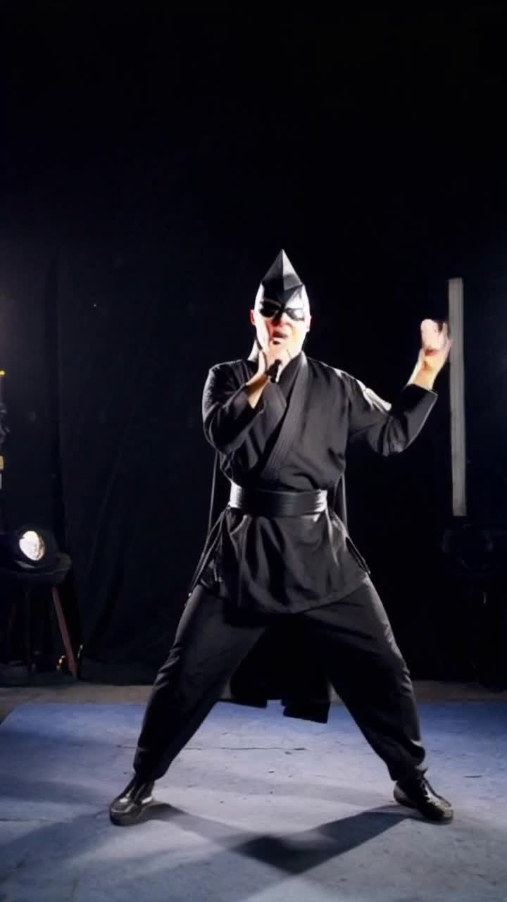 Un ninja cantando y bailando 