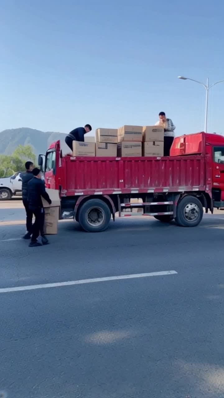Personas cargando cajas de envios a un camion