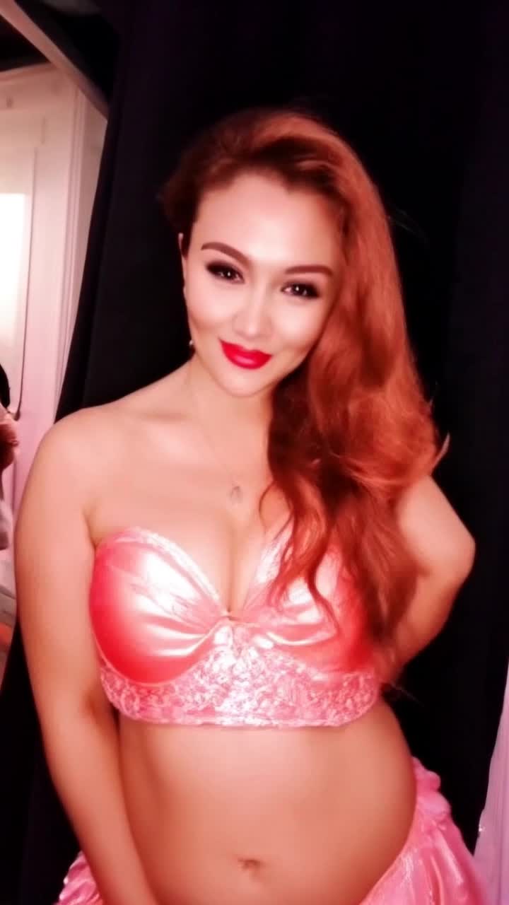 Venus in all her glory, delight, eyes, chesty , hips, wow