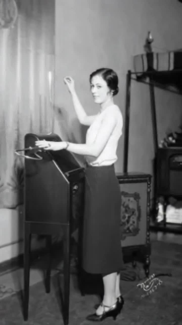 clara rockmore playing the theremin