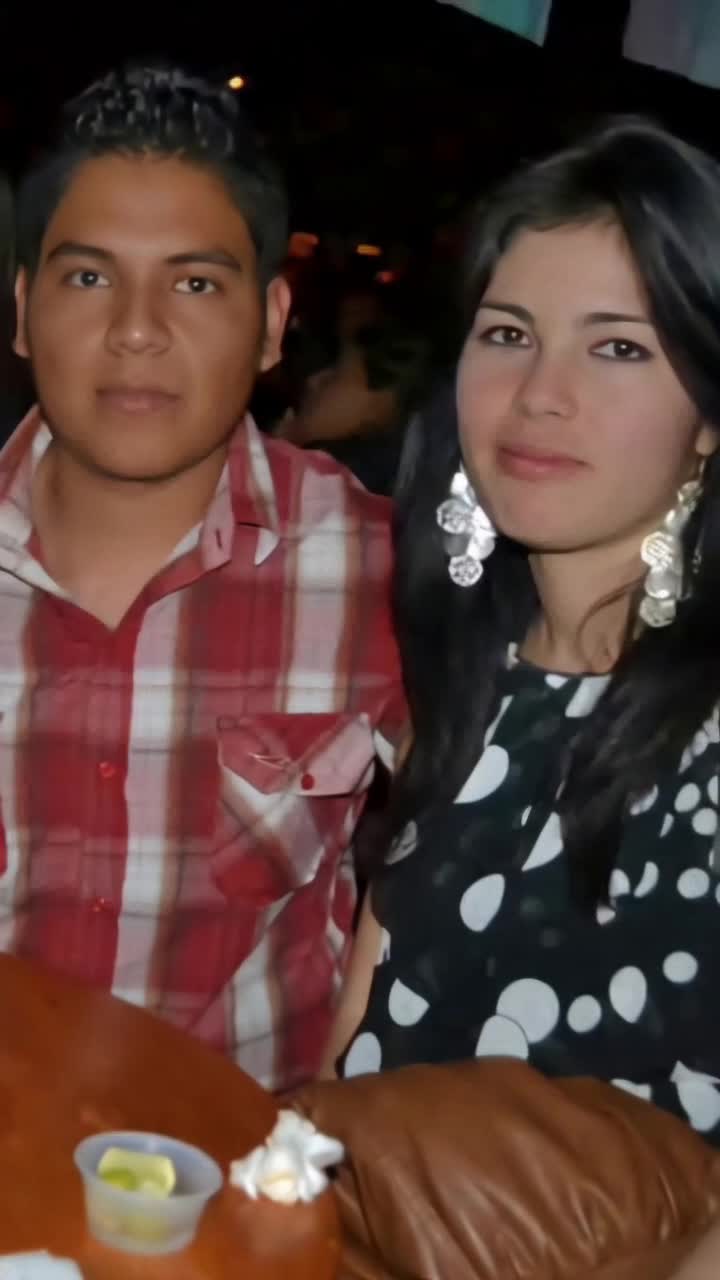 El hombre de rojo mira de frente a la mujer de a un lado y se miran enamorados para despues darse un beso en la boca muy apasionado de 1p segundos