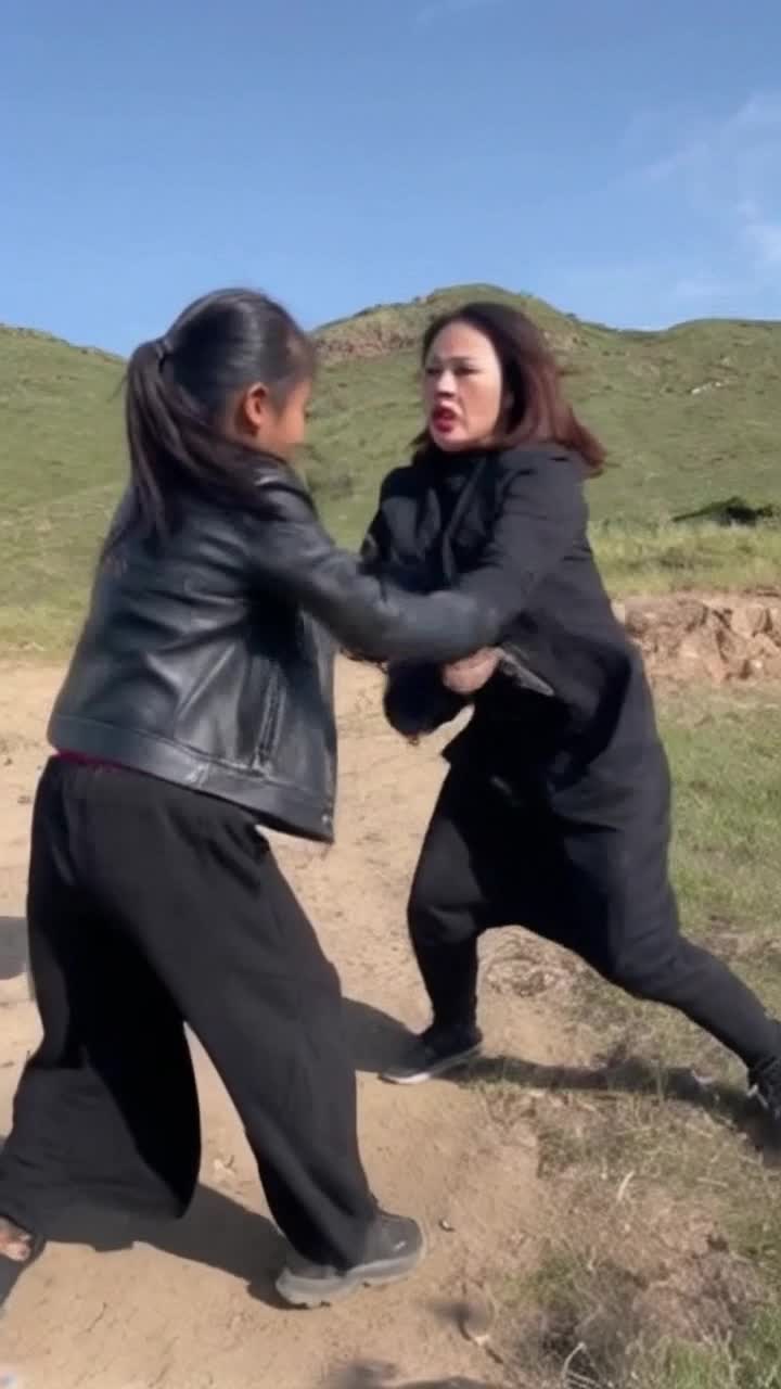 Narrador La ciudad estaba en silencio, pero el mal segua respirando Una mujer sin alma lideraba una red que destrua nias inocentes Rosario Tijeras y su hija Rub descubren el horror y deciden hacer justicia Armadas, entran al escondite Rosario le dice a la villana Vas a rogar por morir Mercenarios entran, pero madre e hija luchan como nadie En segundos, los vencen La villana intenta huir, pero Rub la detiene Rosario activa una trampa Rub apunta y Rosario susurra Esto es por cada nia que lastimaste Y juntas hacen justicia