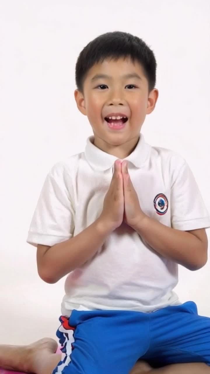 Un muchacho gritando vamos a la academia de los comparseros candelarios mientras dice eso hace ejercicios de yoga