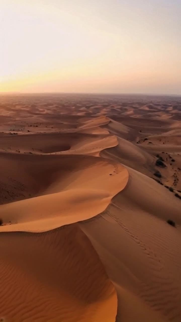 Un desierto con dunas de arena que se extienden hasta el infinito 