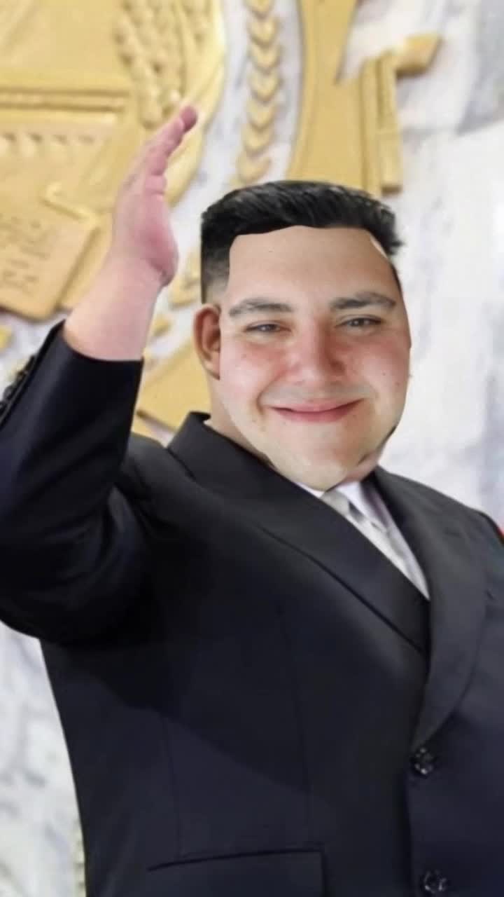 Moviendo el brazo y saludando