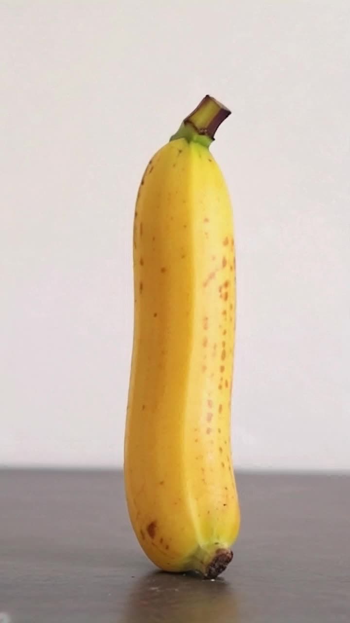 una banana che cammina