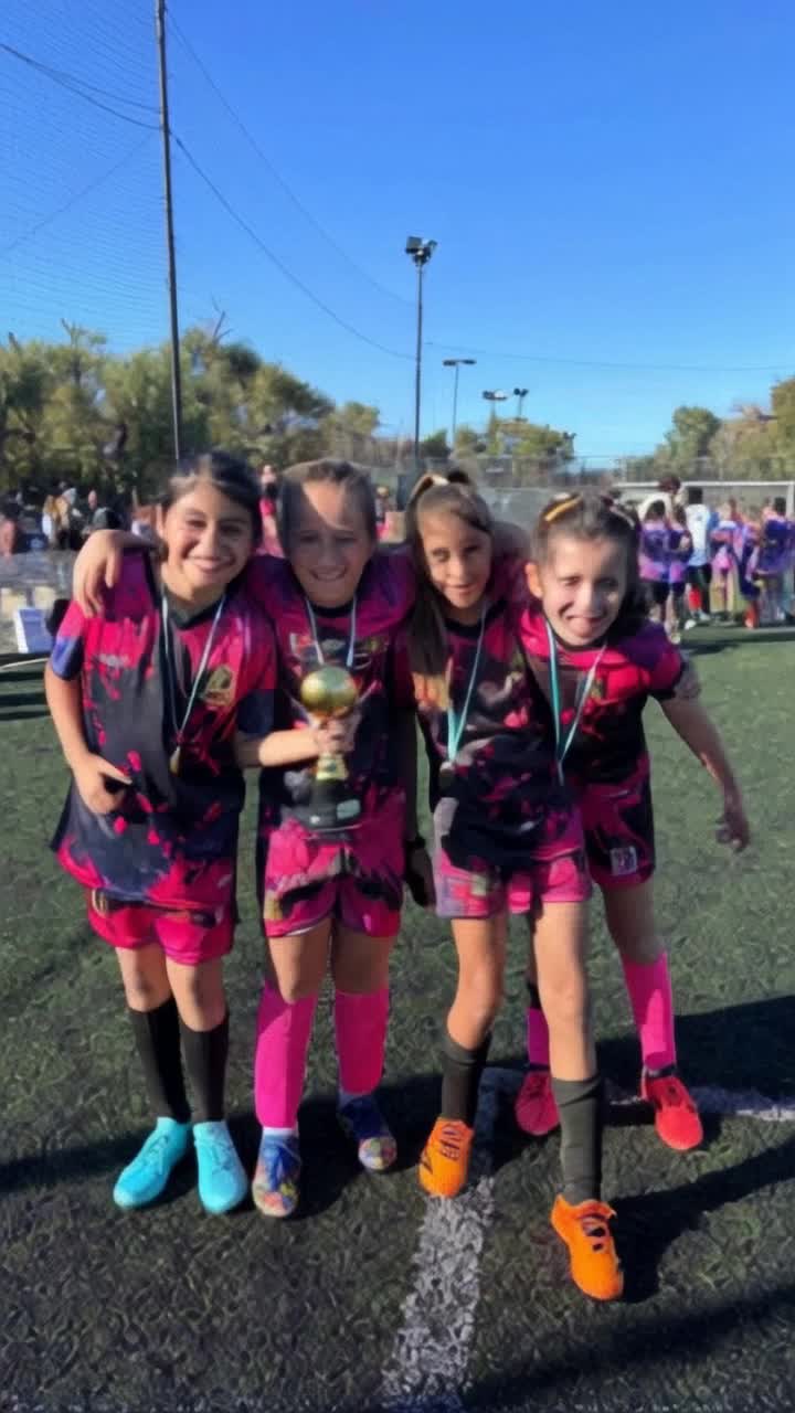 Transformar a las chicas en pumas con la misma indumentaria 