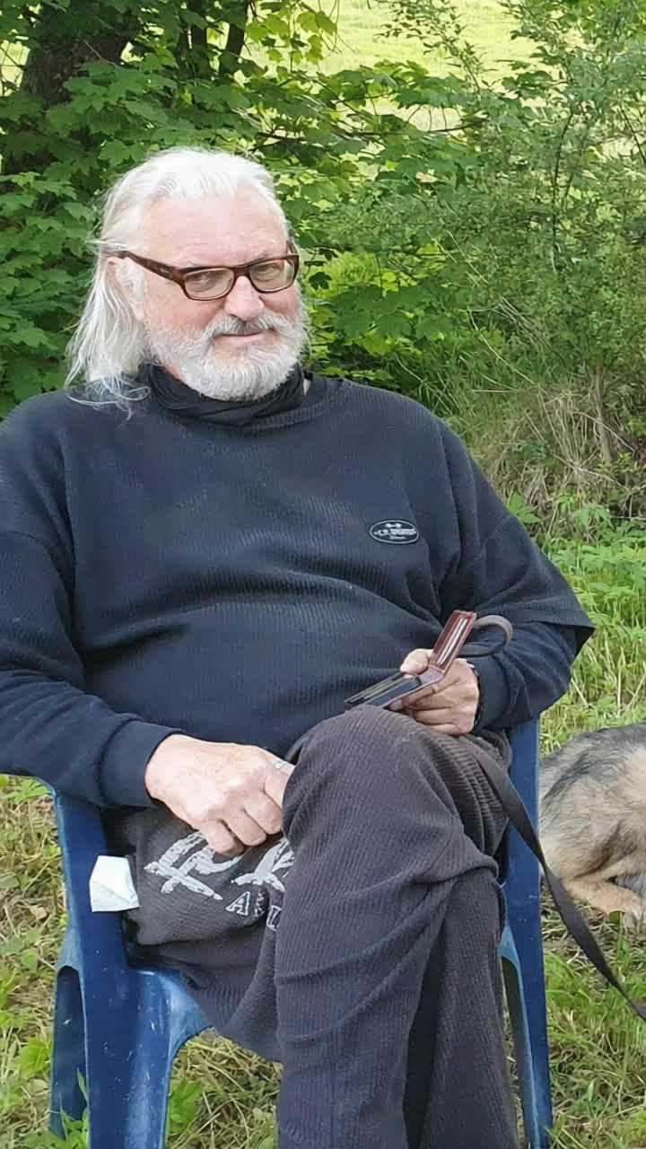 Der Mann soll aufstehen und eine flagge hochhalten wo drauf steht,, Bin Vegan,aber manchmal Kaese und dabei ein Tanz machen